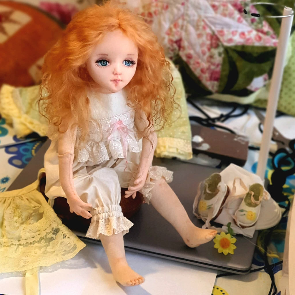 Muñeca Textil Articulada "Olivia" - Edición Única de Colección Premium