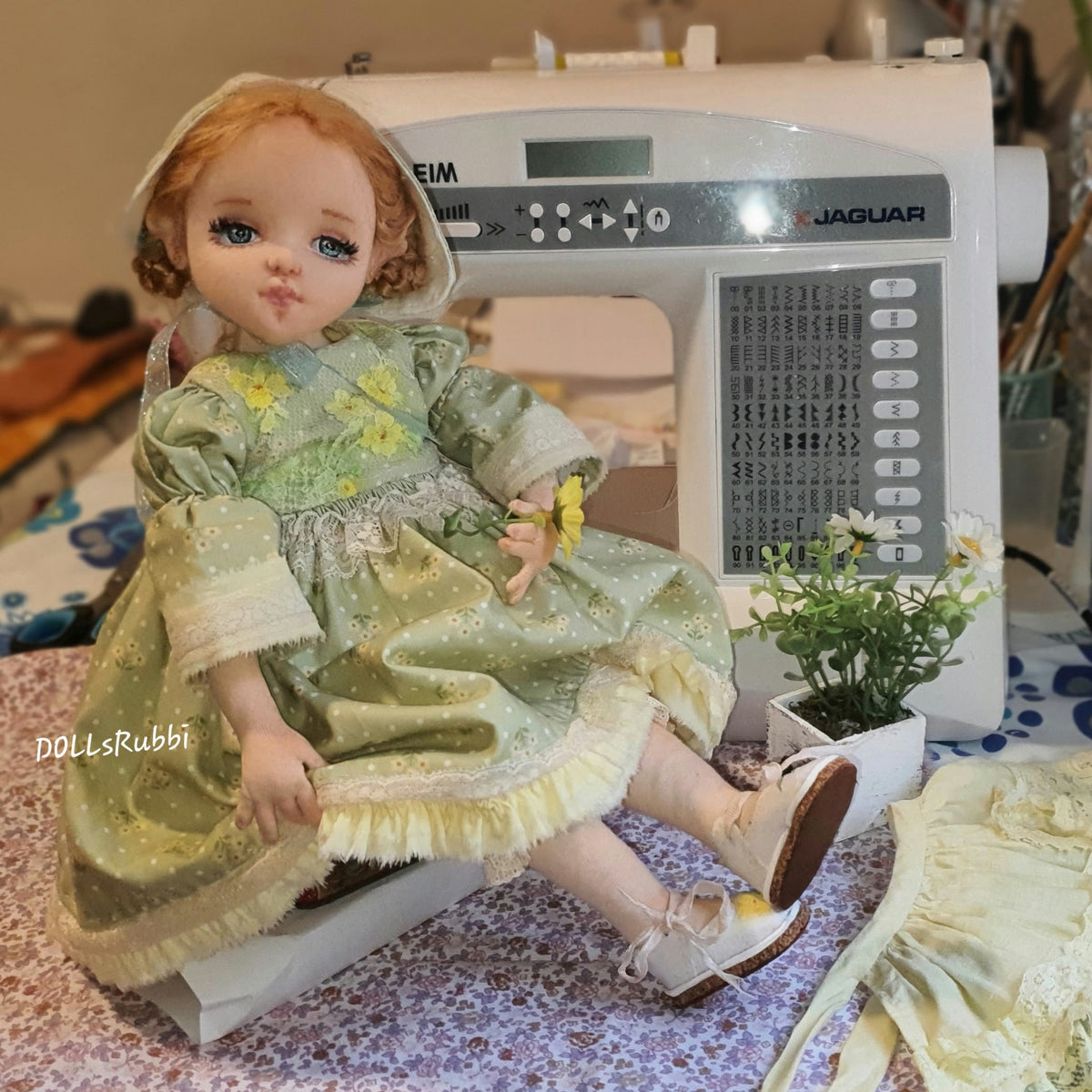 Muñeca Textil Articulada "Olivia" - Edición Única de Colección Premium